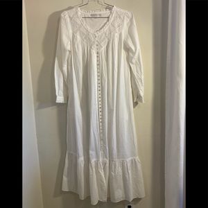 Eileen West Robe white cotton. size Small.